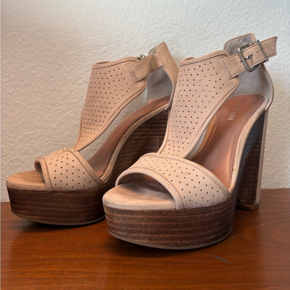 Gianni Bini perforated wedge sandals - Picture 3 of 7